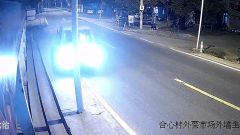 Bán tải lao như tên bắn vào cột điện, kính vỡ tung toé trong đêm