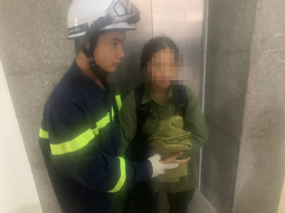 Cứu bé gái mắc kẹt trong thang máy ở tòa nhà khu đô thị thành phố giao lưu