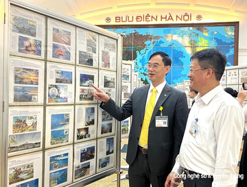 Trưng bày 84 khung tem bưu chính chào mừng ngày Giải phóng Thủ đô 10/10