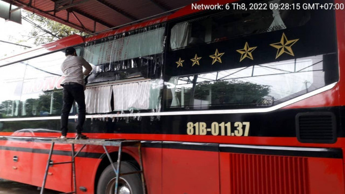 Kỳ lạ xe bị ném đá, tài xế lặng im 2