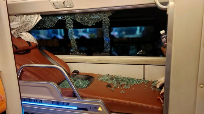 Kỳ lạ xe bị ném đá, tài xế lặng im 1