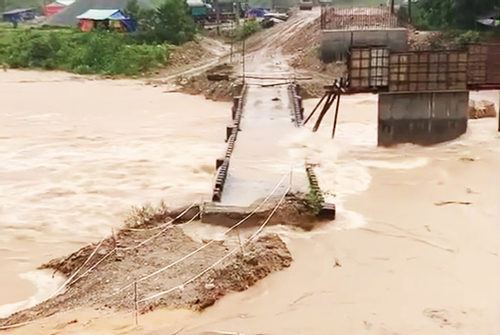 Quảng Nam: Mưa lớn, nhiều nơi ngập nặng, 2 người bị nước lũ cuốn trôi