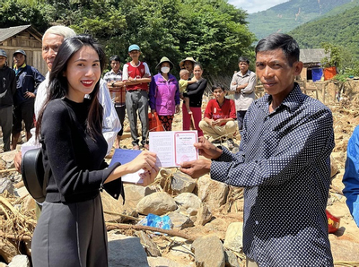 Ca sĩ Thủy Tiên trao sổ tiết kiệm cho bà con vùng lũ Kỳ Sơn