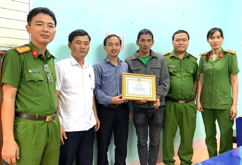 Quảng Nam: Truy tặng Giấy khen cho người đàn ông cứu học sinh bị lũ cuốn
