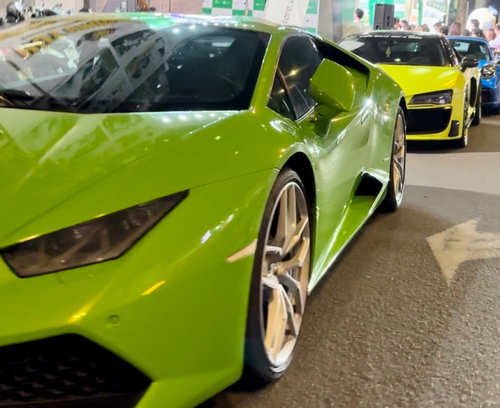 Siêu xe và drone xuất hiện trong sự kiện mở bán iPhone 14 giữa khuya