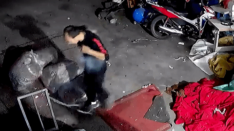 Tai nghe phát nổ toé lửa trên cổ, người đàn ông sốc nặng