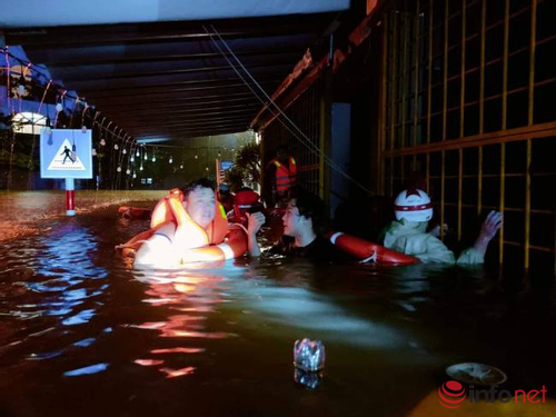 Hình ảnh Đà Nẵng ngập trong biển nước, người dân cầu cứu trong đêm