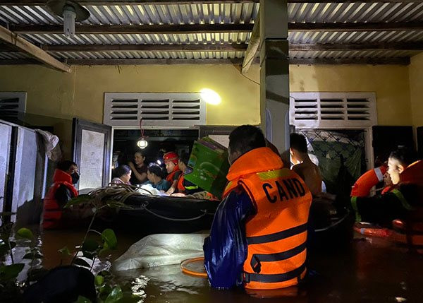 Lực lượng chức năng vào nhà cứu hộ người dân ở phương An Tây (TP Huế) đi tránh ngập lụt.