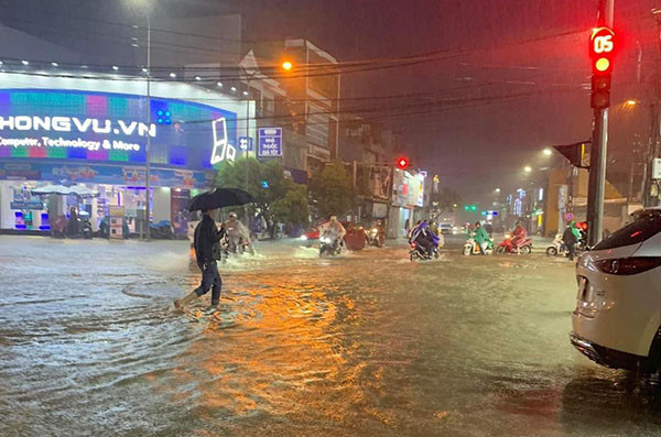 Nhiều tuyến đường trung tâm TP Huế bị ngập sâu.