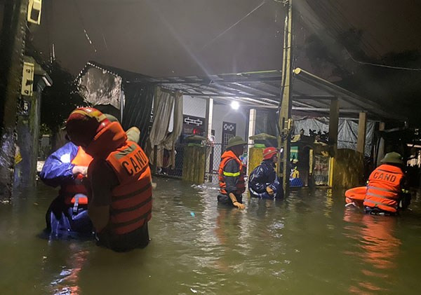 Khu vực xóm Gióng (phường An Tây, TP Huế) ngập lụt nặng trong đêm mưa.