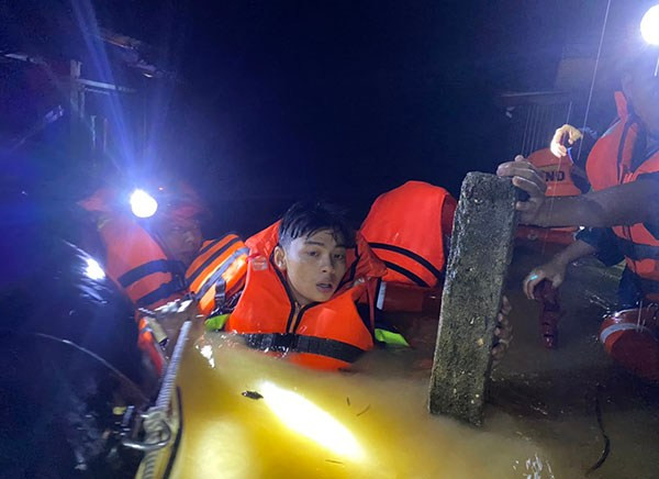 Các cán bộ chiến sỹ Công an tỉnh Thừa Thiên – Huế ngâm mình trong đêm mưa cứu hộ người dân.