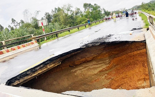 Quảng Nam: Quốc lộ 14B xuất hiện hố “tử thần” sau mưa lớn