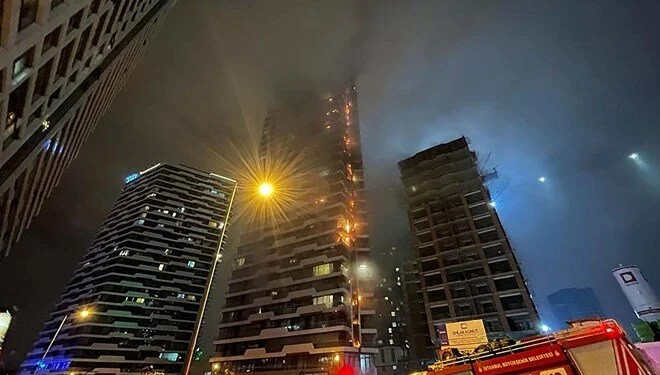 Tòa nhà 24 tầng bốc cháy ở Istanbul