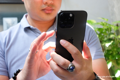 Người dùng nói gì khi phải kích hoạt iPhone 14 chính hãng tại cửa hàng?