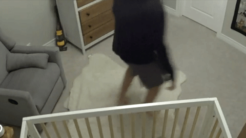 Clip ông bố phản ứng như điện giật cứu con thoát nạn