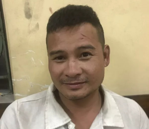 Con trai vi phạm giao thông, bố cầm dao đuổi chém công an - Ảnh 1.