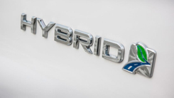 Có nên lựa chọn xe Hybrid thay xe điện?