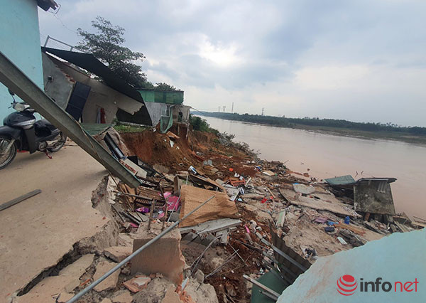 Hiện trường vụ sạt lở bờ sông Thạch Hãn khiến 5 căn nhà bị hư hỏng, đổ sập và một người tử vong.