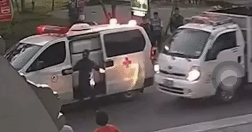 Đã không nhường đường, lái xe tải còn định tông tài xế xe cứu thương
