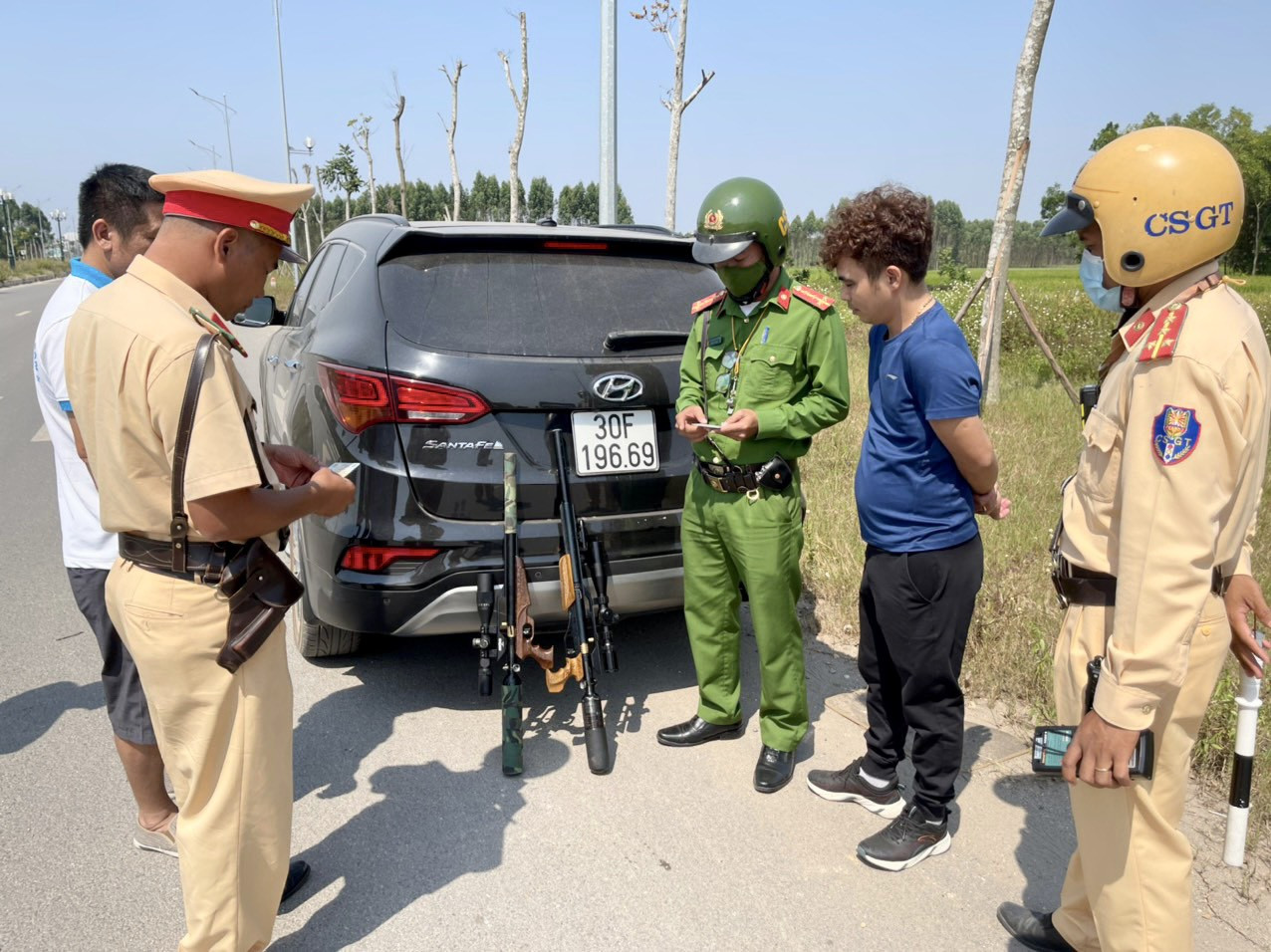 Cảnh sát phát hiện súng trên xe ô tô của Hyundai Santafe