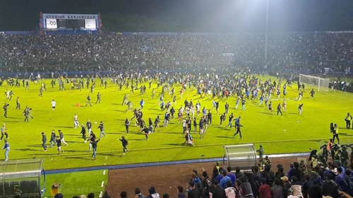 Bạo loạn tại sân vận động ở Indonesia khiến 127 người thiệt mạng