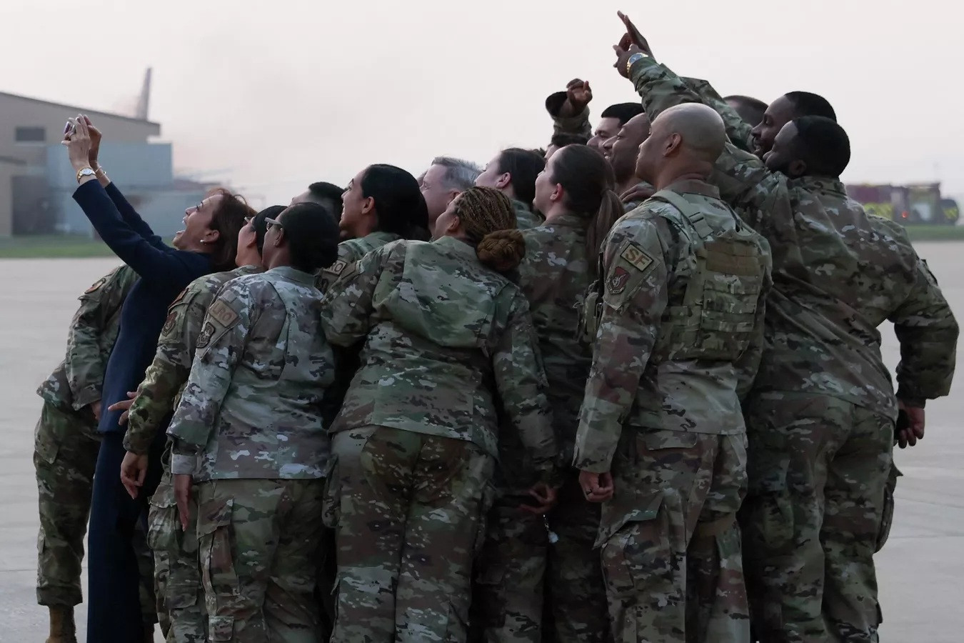Phó Tổng thống Mỹ Kamala Harris chụp ảnh cùng các binh sĩ.