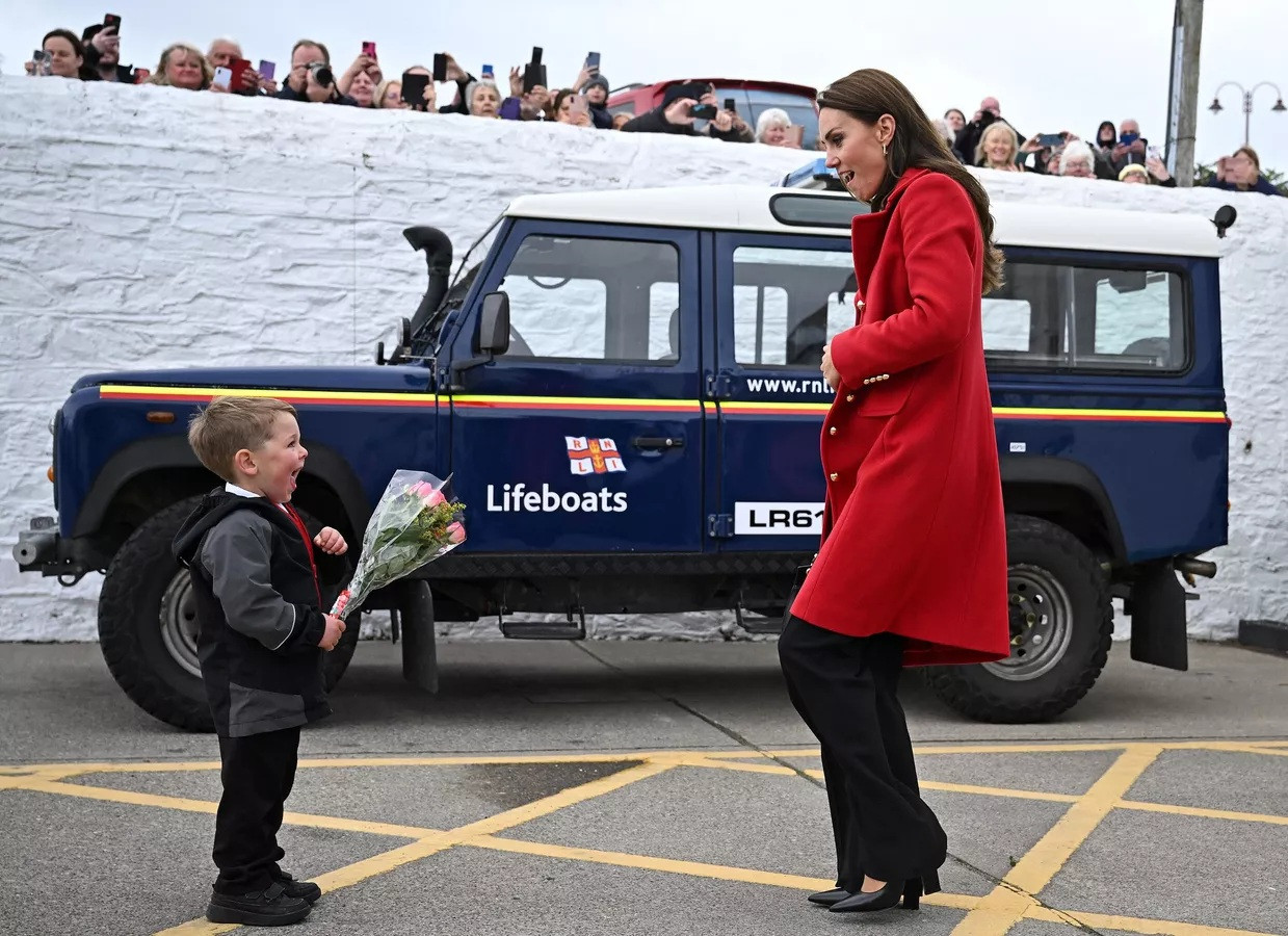 Theo Crompton, 4 tuổi, tặng một bó hoa cho Catherine, Công nương xứ Wales trong chuyến thăm Viện Cứu hộ Quốc gia Hoàng gia ở Anglesey, Wales.