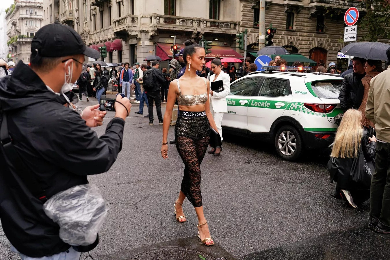 Khách rời khỏi buổi trình diễn thời trang Dolce & Gabbana xuân-hè 2023 được giới thiệu tại Milan, Italy.
