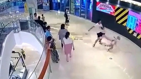 Phẫn nộ trước cảnh người đàn ông tấn công thô bạo bé trai ở trung tâm thương mại