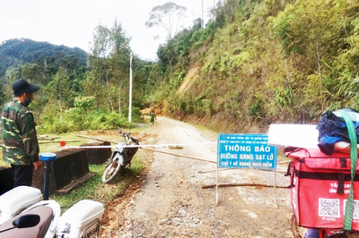 Quảng Nam: Sạt lở đường lên huyện miền núi Tây Giang, 6.000 người bị cô lập
