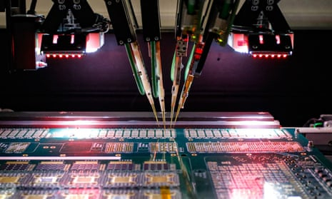 Mỹ cấm bán vi chip cho Trung Quốc ảnh hưởng thế nào đến kinh tế toàn cầu?