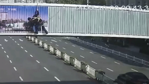 Khoảnh khắc nam công nhân bất ngờ rơi từ cầu vượt, người đi đường thót tim