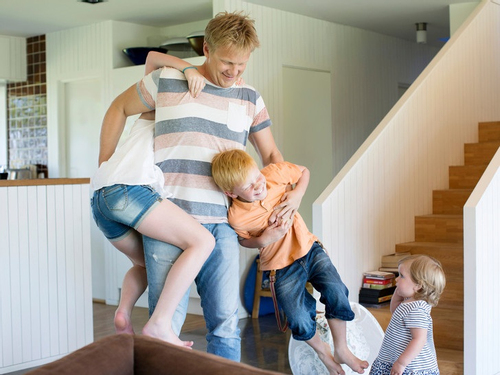5 nguyên tắc nuôi dạy con 'kỳ lạ' của cha mẹ Thụy Điển, bình đẳng giới đạt tới tầm cao