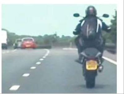'Hoa mắt' trước muôn vàn trò lố của người đàn ông đi xe máy trên đường cao tốc