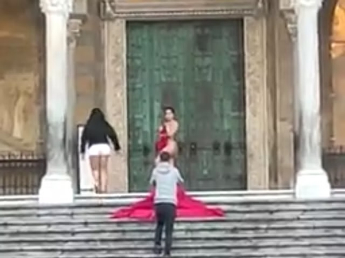 Nữ du khách chụp ảnh bán khỏa thân trước nhà thờ ở Italy gây sốc