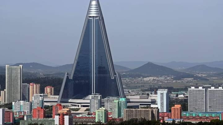 Khách sạn Ryugyong nằm tại Bình Nhưỡng, công trình hiện có 105 tầng với chiều cao 330m và tổng diện tích sàn đạt 360.000m2. Đây là một trong những công trình cao nhất thế giới, xếp thứ 22 trong danh sách các tòa nhà cao nhất thế giới. 