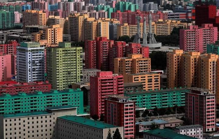 Những tòa chung cư nhiều màu sắc cũng được coi là một điểm nhấn trong kiến trúc tại thủ đô của Triều Tiên.