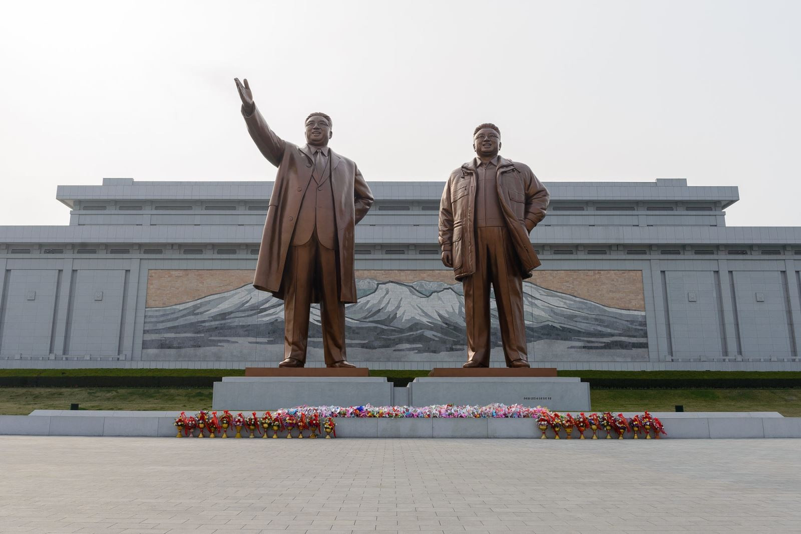 Đài tưởng niệm Mansudae, nơi đặt hai bức tượng đồng đồ sộ của 2 cố lãnh đạo Triều Tiên Kim Il Sun và Kim Jong Il, ông nội và cha của nhà lãnh đạo Triều Tiên Kim Jong Un.
