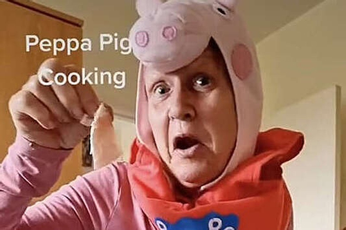 Bảo mẫu người Anh bị lên án vì nấu thịt xông khói khi ăn mặc như Peppa Pig