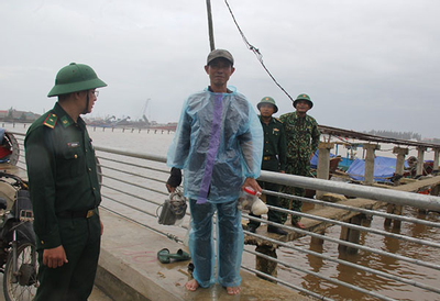 Quảng Trị: Tàu cá bị sóng biển đánh chìm, kịp thời ứng cứu 2 thuyền viên