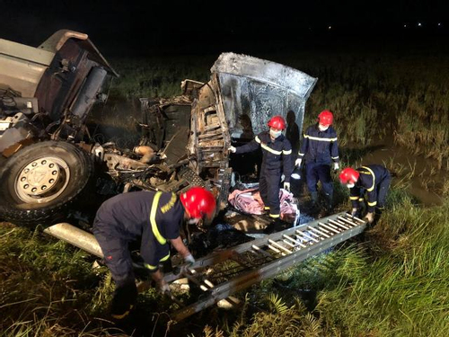 Tai nạn kinh hoàng ở TP Sầm Sơn, xe đầu kéo cháy ngùn ngụt, 2 tài xế tử vong trong cabin