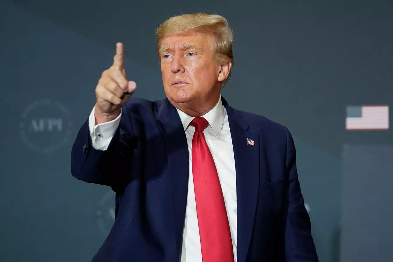 FBI thu giữ tài liệu bí mật từ nhà ông Trump