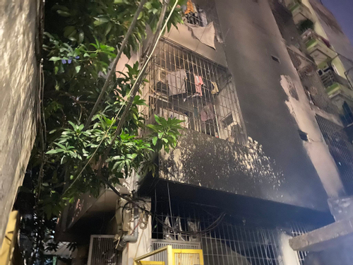 Hà Nội: 11 người mắc kẹt trong đám cháy ngôi nhà 6 tầng