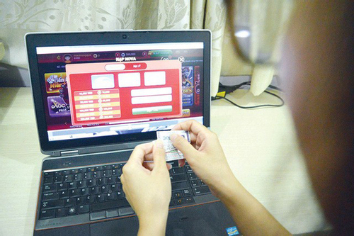 Nữ sinh viên 'nghiện' đánh bạc trên mạng, mượn laptop của bạn rồi mang đi cầm cố