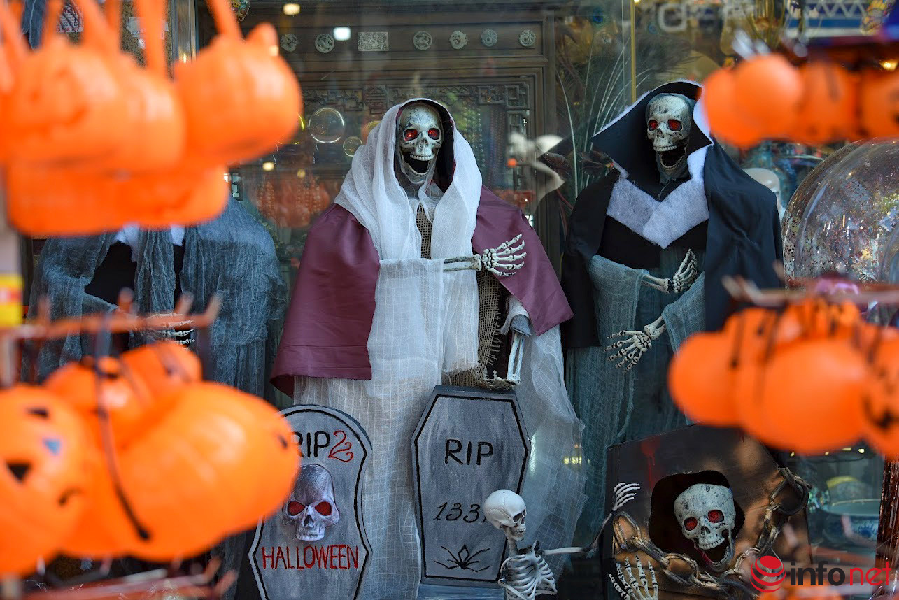 Tràn ngập đồ chơi kinh dị mùa Halloween trên phố Hàng Mã
