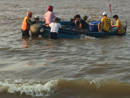 Quảng Trị: Cứu kịp thời một ngư dân bị lật thuyền thúng, trôi dạt trên biển