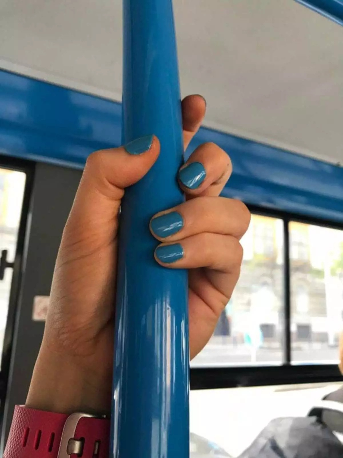 Có vẻ như cô gái này sẽ phải sơn móng tay mỗi khi đi xe buýt.