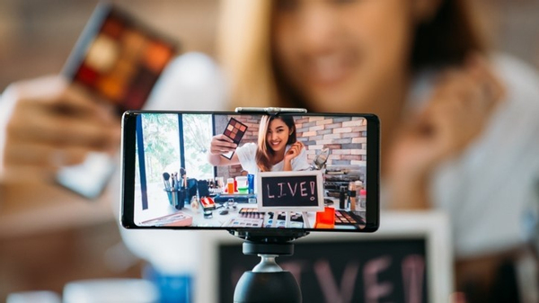 Livestream bán hàng trên mạng xã hội kiếm hàng trăm triệu mỗi tháng