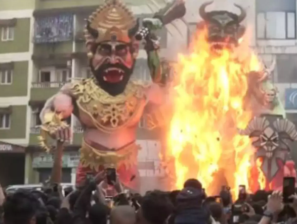 Hình nộm quỷ rực lửa trong lễ hội Diwali ở Ấn Độ