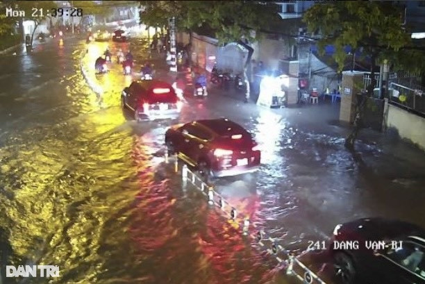 Mưa lớn trong đêm, nhiều tuyến đường TP Thủ Đức ngập sâu - 1